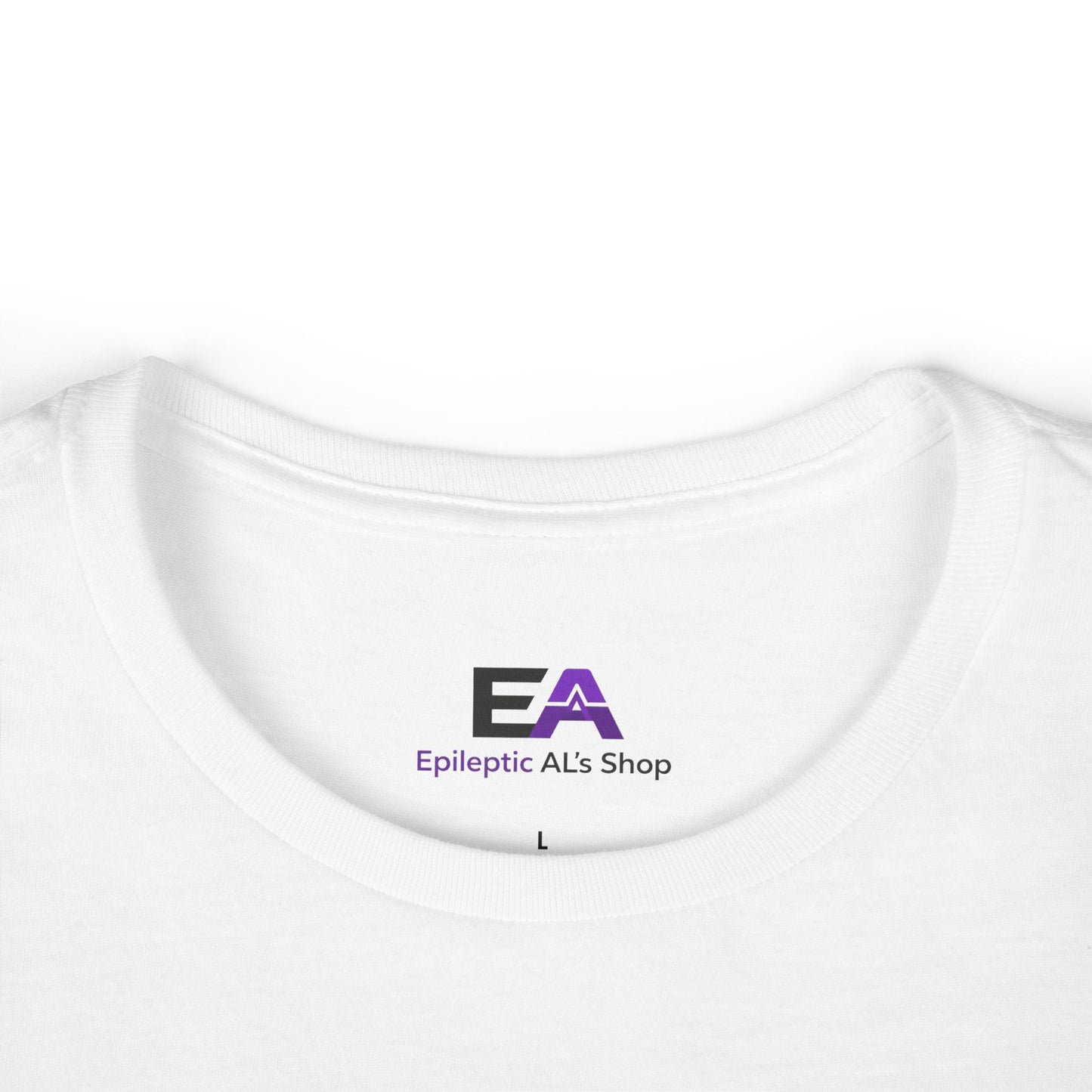 Feral Elegance Women’s Graphic T-Shirt – Wild Luxury Cat Design
